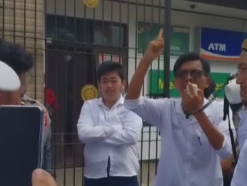 uluhan anggota Organisasi Masyarakat (Ormas) Diaga Muda Indonesia (DMI) menggelar aksi unjuk rasa di depan Kantor Kejaksaan Negeri (Kejari) Kabupaten Sukabumi, Kamis (8/5/2025).