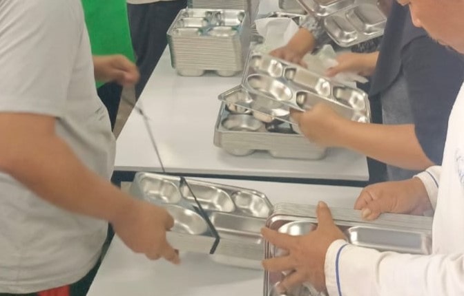 Dugaan penipuan dan penggelapan dana dalam proyek pengadaan food tray mencuat di Sukabumi. Seorang dokter bernama Silvi Apriani melaporkan mitra bisnisnya berinisial SS ke Polres Kota Sukabumi. Laporan tersebut berkaitan dengan proyek untuk program pemerintah bertajuk Makan Bergizi Gratis (MBG).