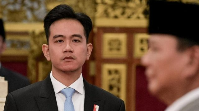 Pengamat politik Rocky Gerung memberikan kritik tajam terhadap program pendidikan karakter berbasis barak militer yang digagas oleh Gubernur Jawa Barat, Dedi Mulyadi. Rocky mempertanyakan efektivitas pendekatan tersebut dalam membentuk karakter siswa yang bermasalah.