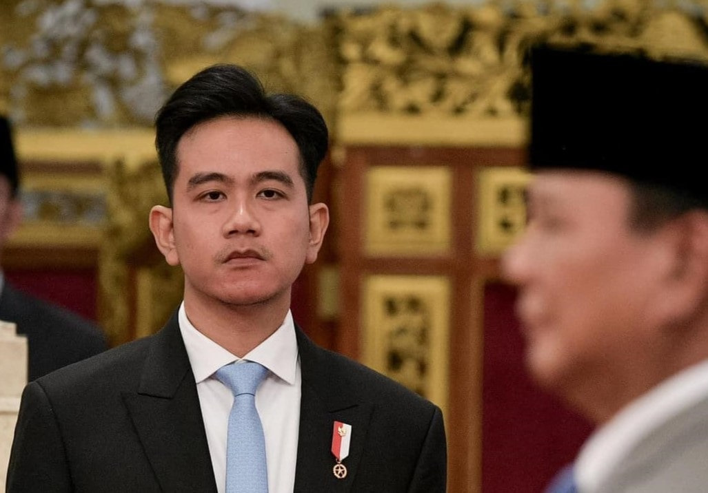 Pengamat politik Rocky Gerung memberikan kritik tajam terhadap program pendidikan karakter berbasis barak militer yang digagas oleh Gubernur Jawa Barat, Dedi Mulyadi. Rocky mempertanyakan efektivitas pendekatan tersebut dalam membentuk karakter siswa yang bermasalah.