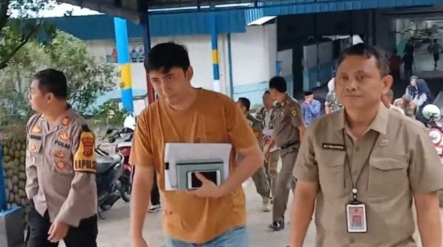 Pemerintah Kabupaten Sukabumi melalui Dinas Penanaman Modal dan Pelayanan Terpadu Satu Pintu (DPMPTSP) melayangkan teguran tertulis kepada PT Daehan Global. Perusahaan tersebut dianggap melanggar ketentuan karena belum memenuhi kewajiban Analisis Dampak Lalu Lintas (AMDALALIN) dalam kegiatan pembangunannya yang berada di jalur nasional. Kepala DPMPTSP Kabupaten Sukabumi, Ali Iskandar, membenarkan bahwa teguran tertulis pertama telah dikeluarkan.