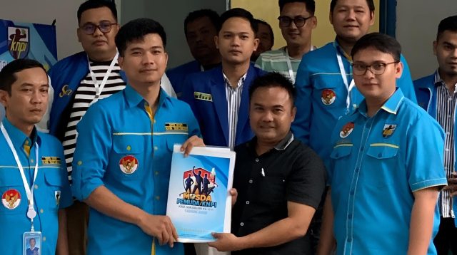 Bakal calon Ketua DPD KNPI Kabupaten Sukabumi periode 2025–2028, Hadi Azka Nugraha, resmi menyerahkan berkas formulir pencalonan kepada Panitia Steering Committee (SC) Musyawarah Daerah (Musda) XVI KNPI Kabupaten Sukabumi pada Selasa, (13/5/2025).