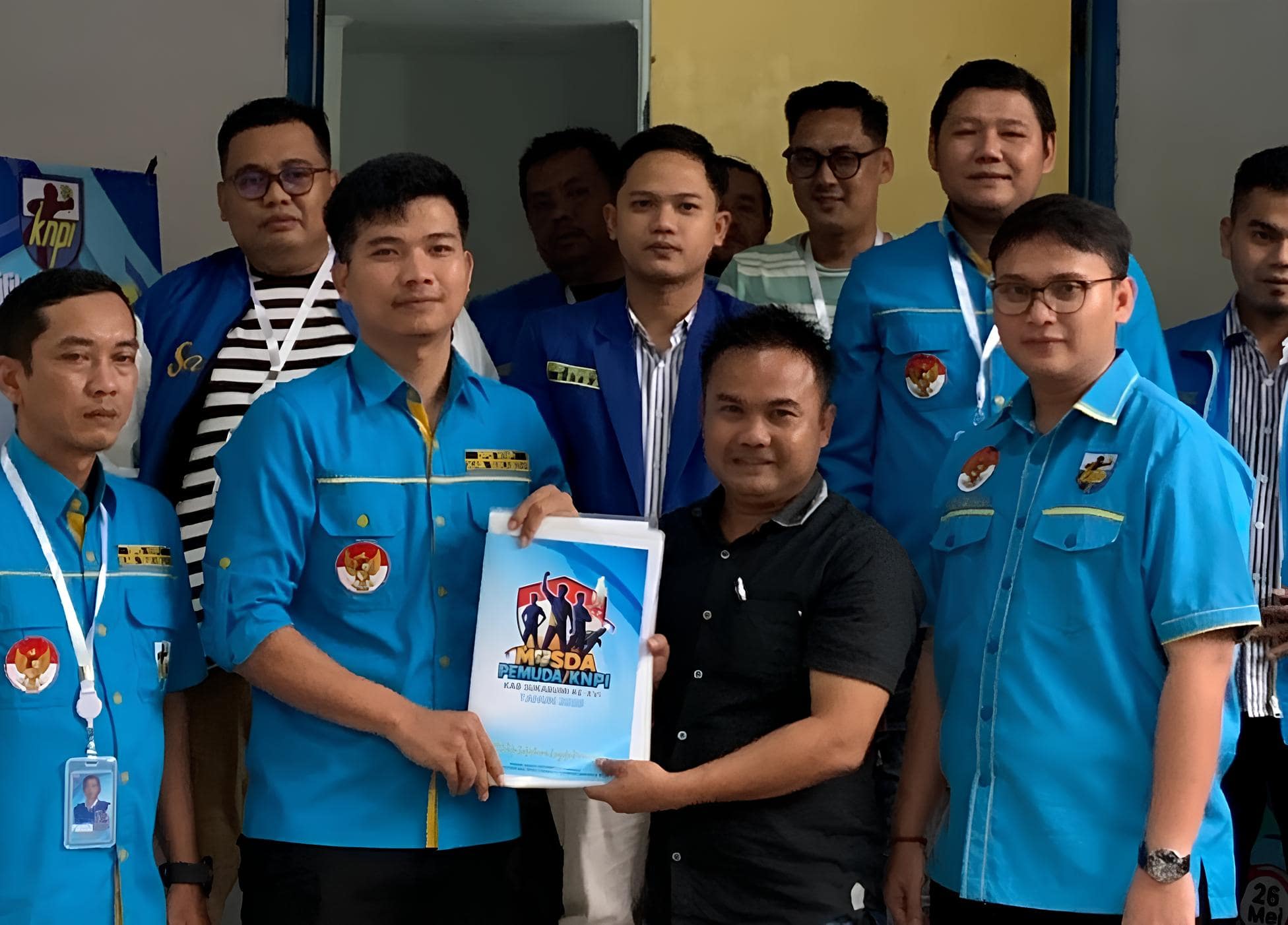 Bakal calon Ketua DPD KNPI Kabupaten Sukabumi periode 2025–2028, Hadi Azka Nugraha, resmi menyerahkan berkas formulir pencalonan kepada Panitia Steering Committee (SC) Musyawarah Daerah (Musda) XVI KNPI Kabupaten Sukabumi pada Selasa, (13/5/2025).