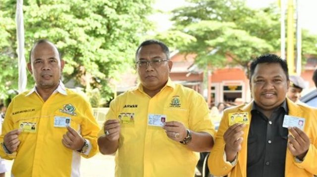 Marwan Hamami digantikan Deden Nasihin kader Partai Golkar Cianjur."Jadi menurut pandangan saya, dengan keluarnya Surat Instruksi dari DPP Partai Golkar tersebut, pemberhentian Pak Marwan Hamami dari Ketua DPD Partai Golkar Kabupaten Sukabumi, batal. Artinya Pak Marwan Hamami tetap jadi Ketua DPD Partai Golkar Kabupaten Sukabumi sampai terpilihnya ketua baru di musda nanti,"ungkap Irfan Aziz, salah satu kader Partai Golkar Kabupaten Sukabumi, dikonfirmasi BERITAUSUKABUMI.COM, Kamis (15/5/2025).