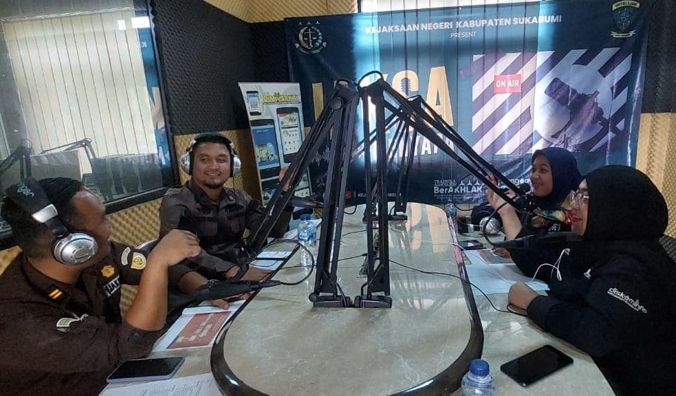 Ketua Umum LSM GAPURA RI, Hakim Adonara, menduga status Radio Citra Lestari (RCL), radio penyiaran publik milik Pemerintah Kabupaten Sukabumi, saat ini tidak memiliki legalitas siaran alias “bodong”. Ia juga menyoroti keterlibatan Kejaksaan Negeri Cibadak dalam program “Jaksa Menyapa” yang disiarkan melalui kanal tersebut. Menurut Hakim, siaran RCL yang sebelumnya diresmikan oleh mantan Bupati Sukabumi, Marwan Hamami, kini tidak lagi terdengar di frekuensi 95,7 FM sebagaimana diklaim oleh Dinas Komunikasi, Informatika dan Persandian (Diskominfosan) Kabupaten Sukabumi.