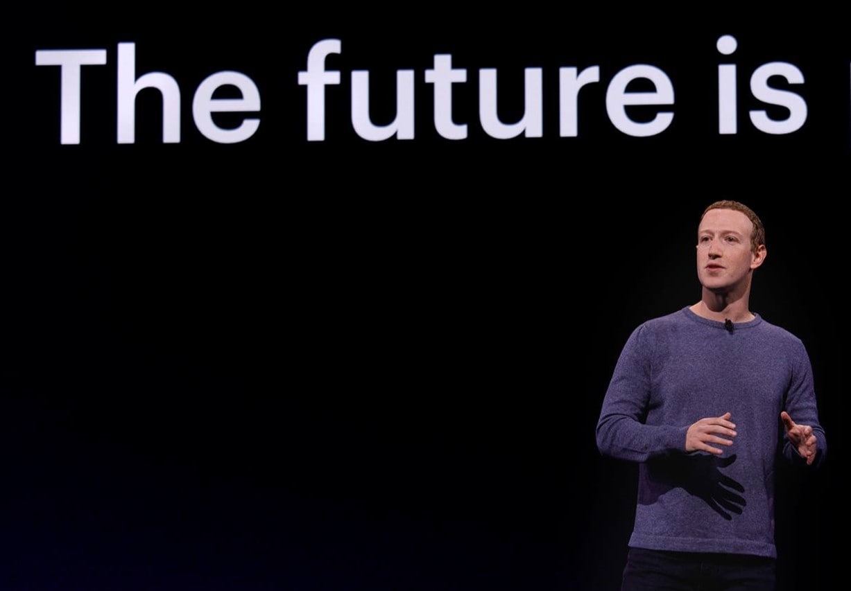 CEO Meta, Mark Zuckerberg, membuat pernyataan mengejutkan dalam sidang antimonopoli melawan Komisi Perdagangan Federal Amerika Serikat (FTC). Dalam kesaksiannya, ia menyebut bahwa era media sosial tradisional telah usai. Mengutip laporan Vanity Fair pada Selasa (13/5/2025), Zuckerberg mengungkap bahwa Meta kini telah berevolusi. Perusahaan yang dulu dikenal sebagai tempat untuk berinteraksi dan berbagi dengan teman maupun keluarga, kini bertransformasi menjadi platform hiburan dan penelusuran minat.