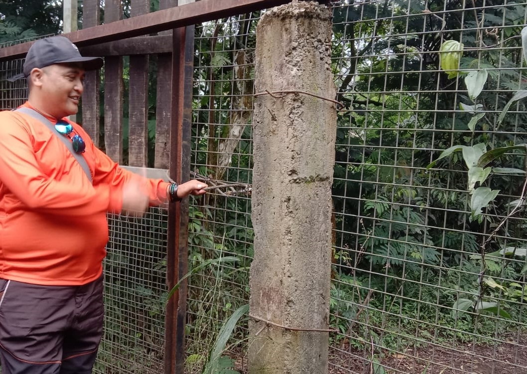 Akses jalan menuju kawasan kaki Gunung Gede Pangrango (TNGP) telah ditutup dengan pagar kawat besi dan pemasangan kunci gembok khususnya di wilayah Blok HGU Perkebunan Pasir Tugu Cinumpang, Desa Gede Pangrango dan Desa Sukamaju, Kecamatan Kadudampit.
