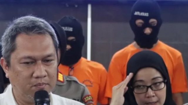 Satuan Reserse Kriminal (Satreskrim) Polres Sukabumi Kota berhasil mengamankan dua orang terduga pelaku pencurian ratusan unit water meter milik PDAM yang terpasang di luar rumah warga. Kedua pelaku berinisial M.I.M (26) dan M.R.H (55) ditangkap setelah diduga terlibat dalam aksi pencurian yang berlangsung sejak Januari hingga April 2025.