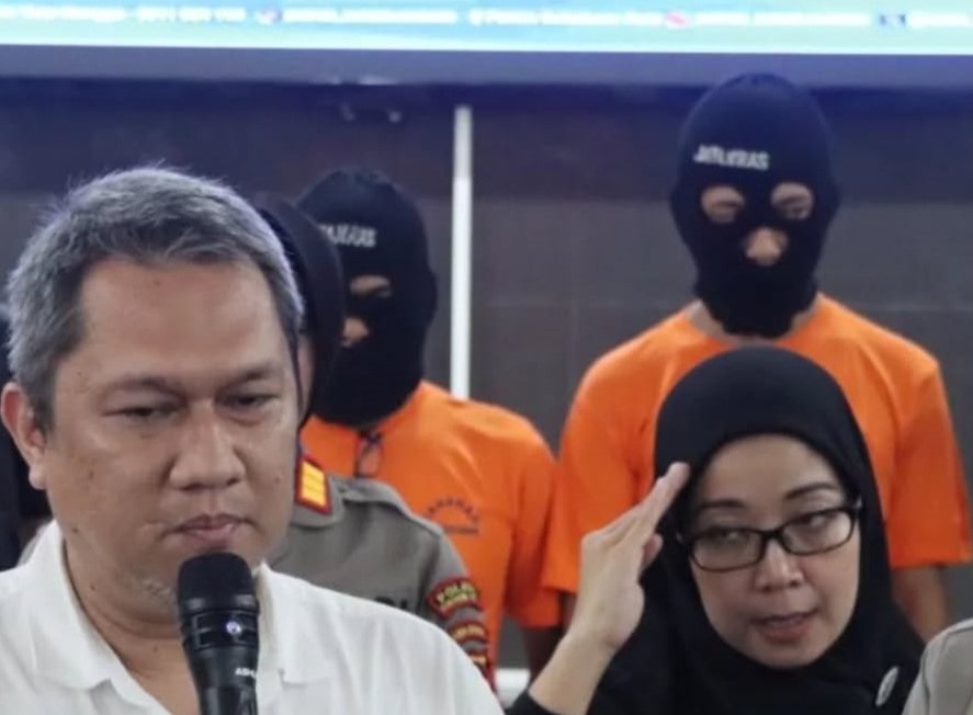 Satuan Reserse Kriminal (Satreskrim) Polres Sukabumi Kota berhasil mengamankan dua orang terduga pelaku pencurian ratusan unit water meter milik PDAM yang terpasang di luar rumah warga. Kedua pelaku berinisial M.I.M (26) dan M.R.H (55) ditangkap setelah diduga terlibat dalam aksi pencurian yang berlangsung sejak Januari hingga April 2025.