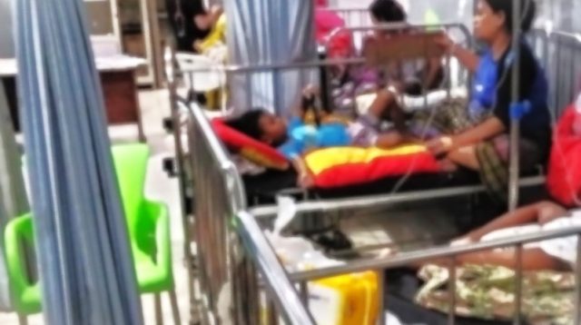 Sebanyak 106 warga Kampung Babadan, Kelurahan Palabuhanratu, Kecamatan Palabuhanratu, Kabupaten Sukabumi mengalami keracunan massal usai menghadiri acara haul ke-17 almarhum Sukadana yang digelar Rabu sore (7/5/2025). Acara yang berlangsung di RT 04 RW 30 sekitar pukul 16.00 WIB itu menyuguhkan besek berisi nasi, semur daging, mie kuning dan bihun, telur balado, kerupuk, serta kue. Makanan tersebut dibawa pulang oleh para tamu. Namun, hanya beberapa jam setelah dikonsumsi, sejumlah warga mulai mengeluhkan pusing, mual, muntah, dan diare. Camat Palabuhanratu, Deni Yudono, membenarkan insiden tersebut. Ia menyebut sebagian korban mencari pengobatan secara mandiri, sementara lainnya dibawa oleh keluarga ke fasilitas medis terdekat.