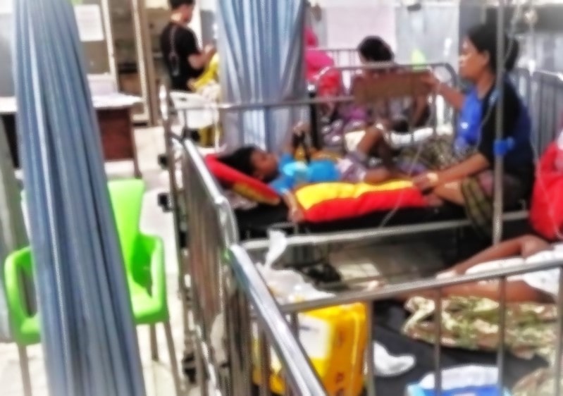 Sebanyak 106 warga Kampung Babadan, Kelurahan Palabuhanratu, Kecamatan Palabuhanratu, Kabupaten Sukabumi mengalami keracunan massal usai menghadiri acara haul ke-17 almarhum Sukadana yang digelar Rabu sore (7/5/2025). Acara yang berlangsung di RT 04 RW 30 sekitar pukul 16.00 WIB itu menyuguhkan besek berisi nasi, semur daging, mie kuning dan bihun, telur balado, kerupuk, serta kue. Makanan tersebut dibawa pulang oleh para tamu. Namun, hanya beberapa jam setelah dikonsumsi, sejumlah warga mulai mengeluhkan pusing, mual, muntah, dan diare. Camat Palabuhanratu, Deni Yudono, membenarkan insiden tersebut. Ia menyebut sebagian korban mencari pengobatan secara mandiri, sementara lainnya dibawa oleh keluarga ke fasilitas medis terdekat.