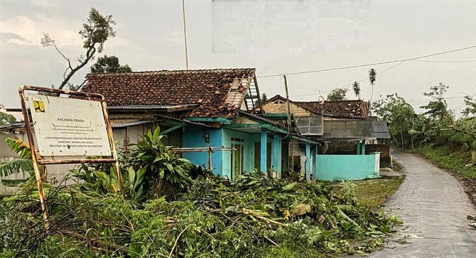 Cuaca ekstrem melanda Kabupaten Sukabumi, Jawa Barat, pada Selasa sore (6/5/2025). Hujan deras disertai angin kencang, bahkan puting beliung, menghantam sembilan kecamatan dan mengakibatkan kerusakan cukup parah. Puluhan rumah rusak, fasilitas umum lumpuh, dan warga terpaksa mengungsi dalam kondisi penuh trauma. Menurut data sementara dari Badan Penanggulangan Bencana Daerah (BPBD) Kabupaten Sukabumi, sedikitnya sembilan kecamatan terdampak. Salah satu wilayah paling parah adalah Kecamatan Ciambar, di mana tim BPBD masih melakukan pendataan dan asesmen hingga Rabu (7/5).