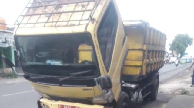 Warga di sejumlah desa di Kecamatan Cisaat, Kabupaten Sukabumi, mengeluhkan menumpuknya sampah di pinggir jalan. Kondisi ini terjadi akibat kerusakan pada armada pengangkut milik Dinas Lingkungan Hidup (DLH) Kabupaten Sukabumi, yang menyebabkan pengangkutan sampah menjadi terhambat. Keluhan ini salah satunya datang dari Jiah Tushulloh, warga Desa Cibolangkaler yang juga menjabat sebagai anggota Badan Permusyawaratan Desa (BPD). Ia menyampaikan bahwa sudah beberapa hari sampah di desanya tidak diangkut, sehingga menimbulkan bau tidak sedap dan mengganggu kenyamanan warga. “Sudah hampir satu minggu sampah di pinggir jalan tidak diangkut. Kami khawatir ini bisa jadi sumber penyakit,” ujar pria yang akrab disapa Bang Oji ini, Jumat (2/5/2025).