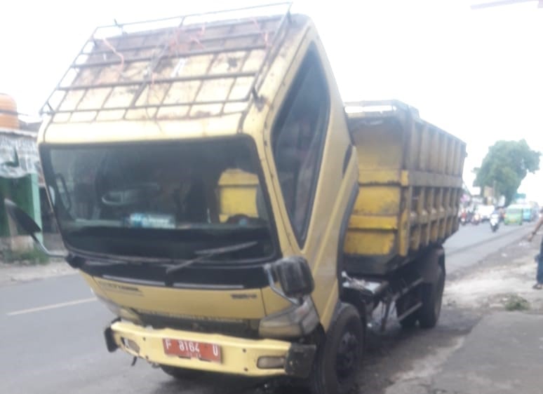 Warga di sejumlah desa di Kecamatan Cisaat, Kabupaten Sukabumi, mengeluhkan menumpuknya sampah di pinggir jalan. Kondisi ini terjadi akibat kerusakan pada armada pengangkut milik Dinas Lingkungan Hidup (DLH) Kabupaten Sukabumi, yang menyebabkan pengangkutan sampah menjadi terhambat. Keluhan ini salah satunya datang dari Jiah Tushulloh, warga Desa Cibolangkaler yang juga menjabat sebagai anggota Badan Permusyawaratan Desa (BPD). Ia menyampaikan bahwa sudah beberapa hari sampah di desanya tidak diangkut, sehingga menimbulkan bau tidak sedap dan mengganggu kenyamanan warga. “Sudah hampir satu minggu sampah di pinggir jalan tidak diangkut. Kami khawatir ini bisa jadi sumber penyakit,” ujar pria yang akrab disapa Bang Oji ini, Jumat (2/5/2025).