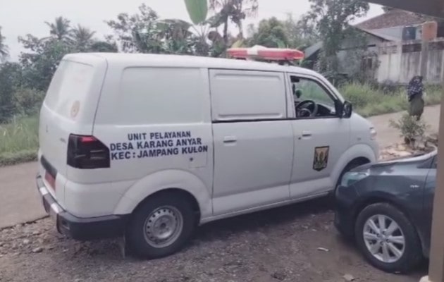 Ambulans Desa Karang Anyar Kecamatan Jampang Kulon, Kabupaten Sukabumi, mengalami kerusakan saat bertugas mengantar pasien ke rumah sakit.