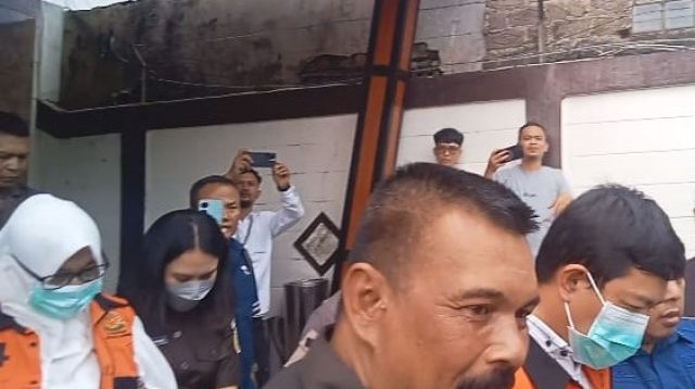 Kejaksaan Negeri Kabupaten Sukabumi resmi menetapkan dua tersangka dalam kasus dugaan korupsi terkait pengelolaan pelayanan persampahan dan kebersihan di Dinas Lingkungan Hidup (DLH) Kabupaten Sukabumi tahun anggaran 2024. Penetapan ini diumumkan pada Kamis, 26 Juni 2025.