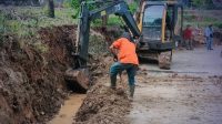 Dinas Pekerjaan Umum (PU) Kabupaten Sukabumi terus menggenjot infrastruktur demi kenyamanan dan keselamatan pengguna jalan. Salah satu upaya terbaru adalah pembangunan saluran drainase di ruas Jalan Cempaka Ratu–Cipedes, Kecamatan Cikakak.