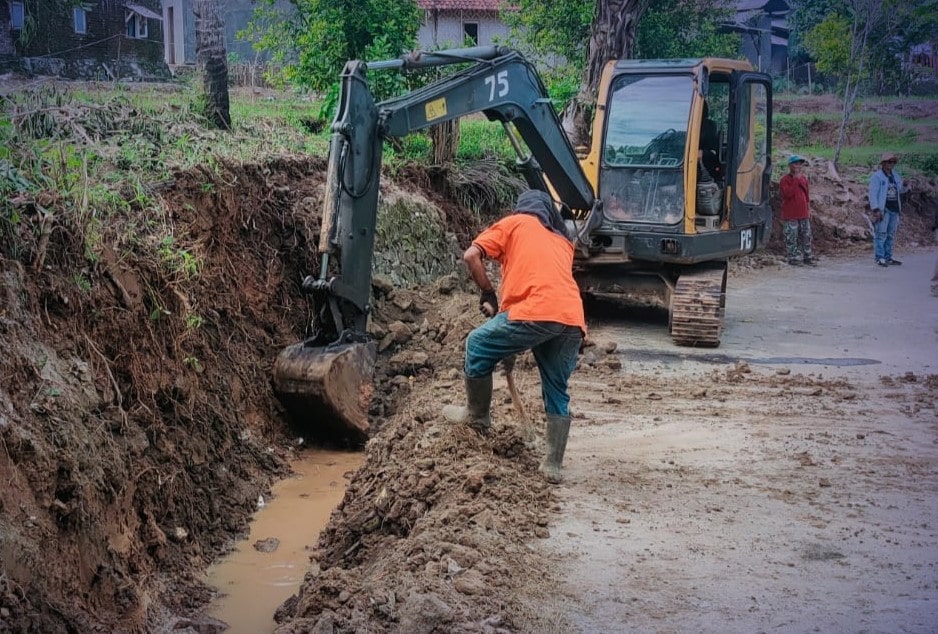 Dinas Pekerjaan Umum (PU) Kabupaten Sukabumi terus menggenjot infrastruktur demi kenyamanan dan keselamatan pengguna jalan. Salah satu upaya terbaru adalah pembangunan saluran drainase di ruas Jalan Cempaka Ratu–Cipedes, Kecamatan Cikakak.