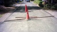 Kepala UPTD PU Wilayah Ciemas, Dadang Koswara, menjelaskan bahwa pekerjaan perbaikan dilakukan dengan metode pengaspalan hotmix sepanjang 300 meter. Lebar ruas jalan yang diperbaiki bervariasi, antara 3,5 meter hingga 4 meter, menyesuaikan dengan kondisi eksisting di lapangan.