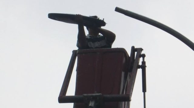 Rencana Pemerintah Kota Sukabumi ngutang dana sebesar Rp121 miliar melalui skema utang untuk pembangunan Penerangan Jalan Umum (PJU) terus menuai kritik tajam dari legislatif. Anggota DPRD Kota Sukabumi, Danny Ramdhani, menilai langkah tersebut terlalu terburu-buru dan tidak melalui mekanisme penganggaran yang tepat. Menurut Danny, pembahasan proyek besar ini belum pernah dibahas bersama DPRD. Meski Pemkot menargetkan proyek ini akan berjalan pada tahun 2026, ia menegaskan bahwa skema pembiayaan yang digunakan—yakni utang daerah—seharusnya lebih dulu dikaji secara menyeluruh, terutama terkait kemampuan fiskal daerah.