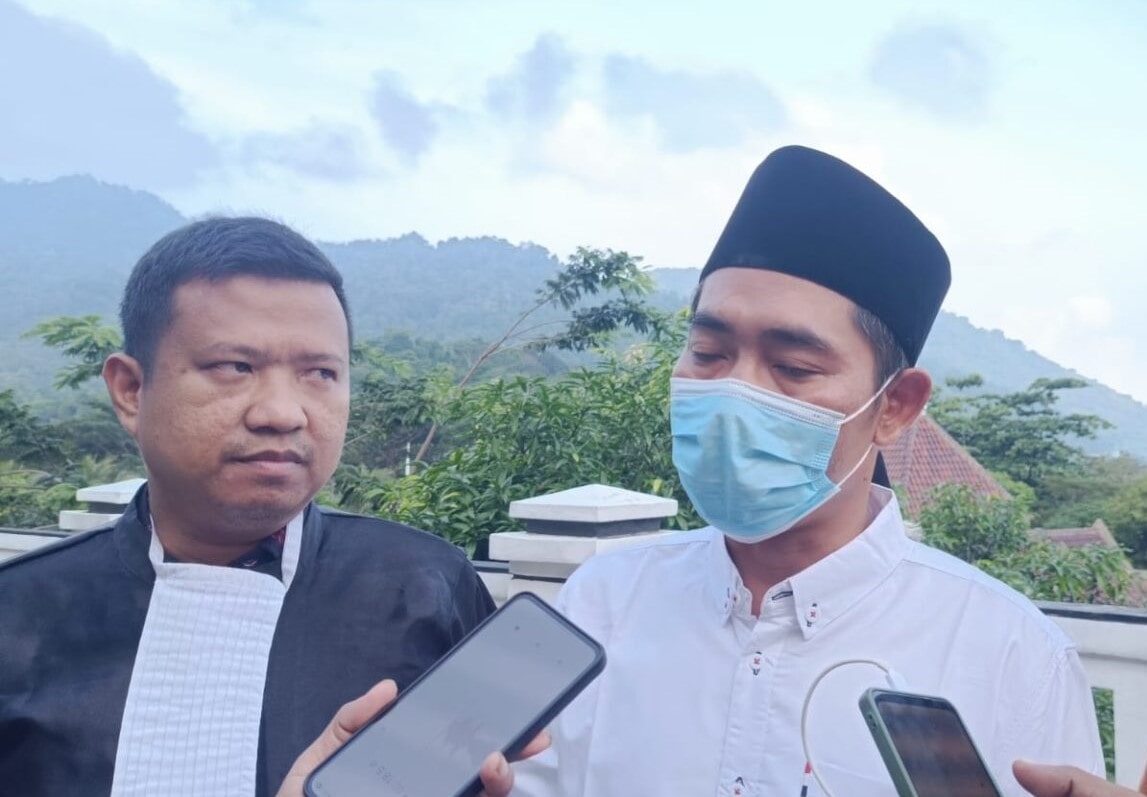 IR, salah satu dari enam terdakwa, mengklaim bahwa dirinya tidak berniat membunuh, melainkan hanya ingin mengamankan situasi yang sudah tidak terkendali.
