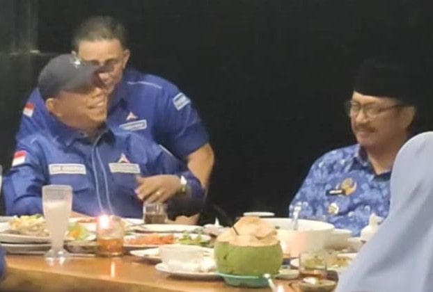Anggota DPR RI Fraksi Partai Demokrat, Iman Adinugraha, bersama Bupati Sukabumi, Asep Japar, menggelar pertemuan santai namun sarat makna di Rumah Makan Dapoer Muara, Palabuhanratu, Rabu (18/6/2025). Pertemuan ini turut dihadiri sejumlah petinggi DPP dan DPD Partai Demokrat Jawa Barat.