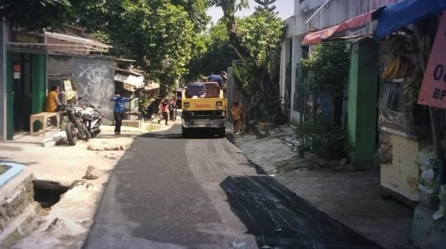 Pemerintah Kabupaten Sukabumi terus menunjukkan komitmennya dalam meningkatkan kualitas infrastruktur, khususnya di sektor perhubungan darat. Salah satu langkah nyata terlihat dari kegiatan pengaspalan yang sedang berlangsung di Jalan Otista, Kecamatan Palabuhanratu.