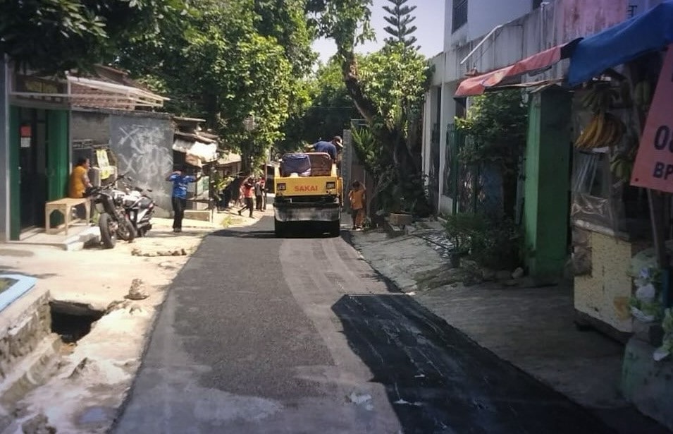 Pemerintah Kabupaten Sukabumi terus menunjukkan komitmennya dalam meningkatkan kualitas infrastruktur, khususnya di sektor perhubungan darat. Salah satu langkah nyata terlihat dari kegiatan pengaspalan yang sedang berlangsung di Jalan Otista, Kecamatan Palabuhanratu.