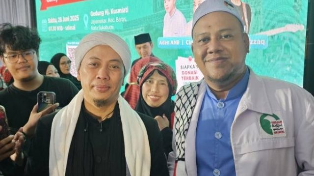 Musisi religi Opick tampil memukau dalam Safari Dakwah untuk Palestina di Sukabumi. Penampilannya menggugah semangat kemanusiaan warga yang hadir.