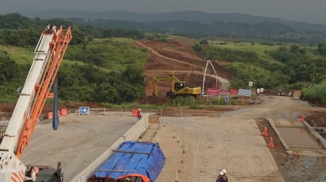 Aktivitas pertambangan di wilayah Cibadak, Kabupaten Sukabumi, resmi dihentikan sementara setelah tim gabungan dari Pemprov Jawa Barat dan Pemkab Sukabumi melakukan inspeksi mendadak (sidak) pada Selasa, 18 Juni 2025. Hasil sidak mengungkap dugaan kuat praktik penambangan ilegal yang disebut-sebut berkaitan dengan proyek strategis nasional Tol Bocimi. Tim sidak terdiri dari unsur Dinas Lingkungan Hidup (DLH) Jabar, Dinas Energi dan Sumber Daya Mineral (ESDM) Jabar, KCD Wilayah 1 Cianjur, Satpol PP, serta perangkat daerah Kabupaten Sukabumi. Sidak ini dilakukan menindaklanjuti laporan masyarakat soal pengambilan material tanpa izin yang sah.