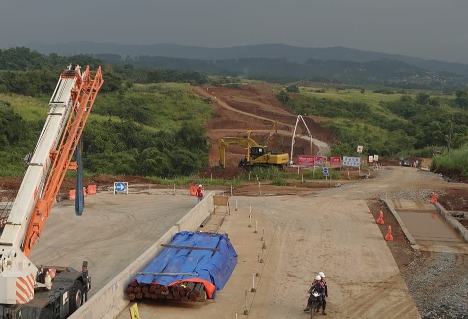Aktivitas pertambangan di wilayah Cibadak, Kabupaten Sukabumi, resmi dihentikan sementara setelah tim gabungan dari Pemprov Jawa Barat dan Pemkab Sukabumi melakukan inspeksi mendadak (sidak) pada Selasa, 18 Juni 2025. Hasil sidak mengungkap dugaan kuat praktik penambangan ilegal yang disebut-sebut berkaitan dengan proyek strategis nasional Tol Bocimi. Tim sidak terdiri dari unsur Dinas Lingkungan Hidup (DLH) Jabar, Dinas Energi dan Sumber Daya Mineral (ESDM) Jabar, KCD Wilayah 1 Cianjur, Satpol PP, serta perangkat daerah Kabupaten Sukabumi. Sidak ini dilakukan menindaklanjuti laporan masyarakat soal pengambilan material tanpa izin yang sah.