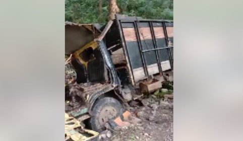 Sebuah truk Mitsubishi bernopol F 8554 VL bermuatan kayu jati mengalami kecelakaan lalu lintas tunggal di Jalan Raya Cikepel Blok Kawasan Perhutani Desa Sumberjaya, Kecamatan Tegalbuleud, Kabupaten Sukabumi, pada Senin ( 30/6/2025 ).