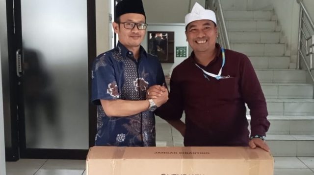 Badan Amil Zakat Nasional (BAZNAS) Kabupaten Sukabumi, kembali menunjukkan kepeduliannya terhadap masyarakat yang membutuhkan. Kali ini, BAZNAS menyalurkan bantuan berupa kursi roda kepada seorang penyandang disabilitas dari keluarga kurang mampu di Desa Kebonpedes, Kecamatan Kebonpedes, Kabupaten Sukabumi.