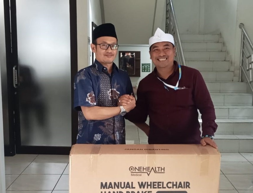 Badan Amil Zakat Nasional (BAZNAS) Kabupaten Sukabumi, kembali menunjukkan kepeduliannya terhadap masyarakat yang membutuhkan. Kali ini, BAZNAS menyalurkan bantuan berupa kursi roda kepada seorang penyandang disabilitas dari keluarga kurang mampu di Desa Kebonpedes, Kecamatan Kebonpedes, Kabupaten Sukabumi.