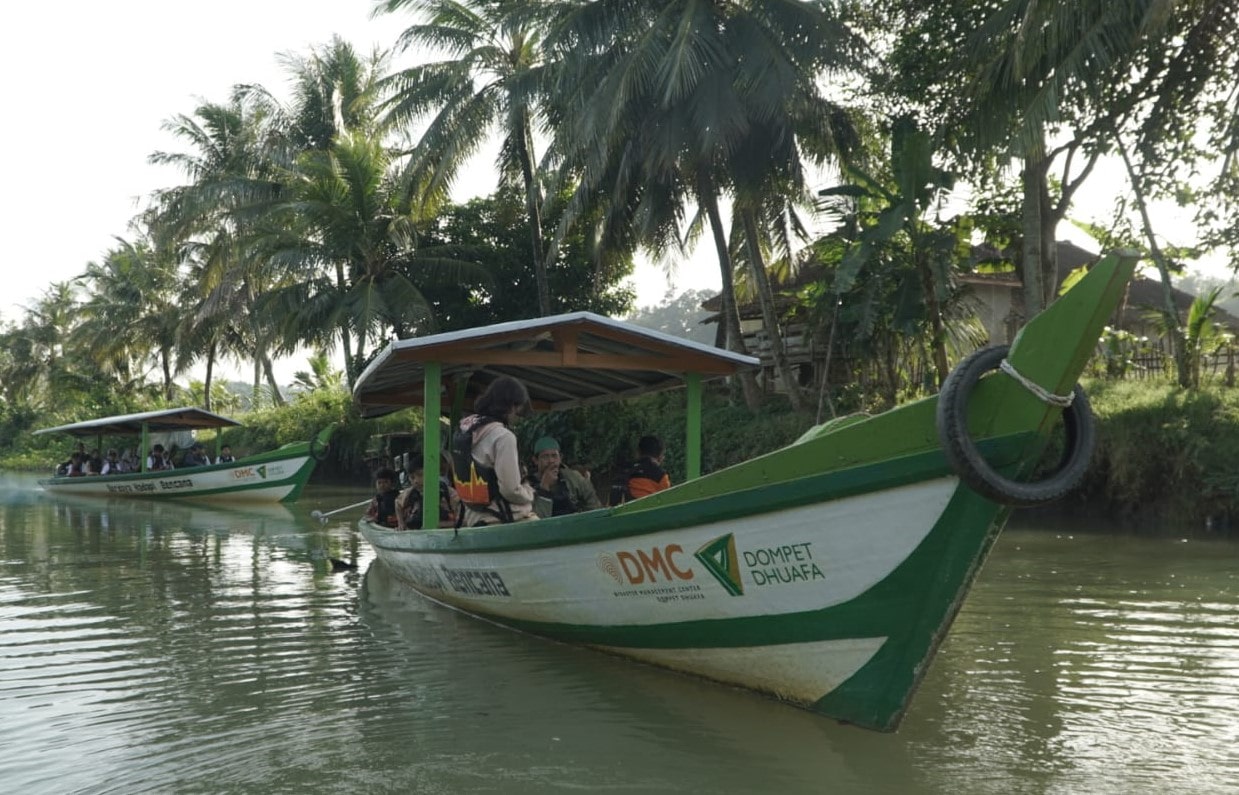 bantuan dua unit perahu mesin kepada SD Negeri Ciloma, Desa Cibitung, Kecamatan Ciloma, Kabupaten Sukabumi,