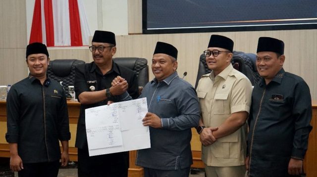 Dewan Perwakilan Rakyat Daerah (DPRD) Kabupaten Sukabumi menggelar rapat paripurna dengan agenda pengambilan keputusan terhadap dua Rancangan Peraturan Daerah (Raperda) penting, Rabu (2/7/2025).