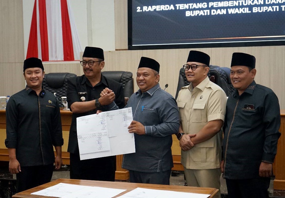 Dewan Perwakilan Rakyat Daerah (DPRD) Kabupaten Sukabumi menggelar rapat paripurna dengan agenda pengambilan keputusan terhadap dua Rancangan Peraturan Daerah (Raperda) penting, Rabu (2/7/2025).