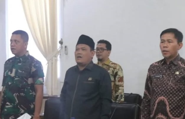 Wakil Ketua DPRD Kabupaten Sukabumi, H. Usep, menghadiri Rapat Koordinasi Teknis (Rakornis) TNI Manunggal Membangun Desa (TMMD) ke-125 Tahun Anggaran 2025 yang digelar oleh Kementerian Dalam Negeri, Kamis (10/7/2025), bertempat di Aula A.H. Nasution, Lantai 2 Mabesad, Jalan Veteran No. 5, Jakarta Pusat.