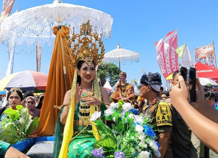 Peringatan hari nelayan ini dimeriahkan dengan pertunjukan seni dan kebudayaan lokal, juga dipamerkan berbagai produk usaha mikro, kecil, dan menengah (UMKM) unggulan khas Kabupaten Sukabumi, khususnya dari wilayah Kecamatan Cisolok.