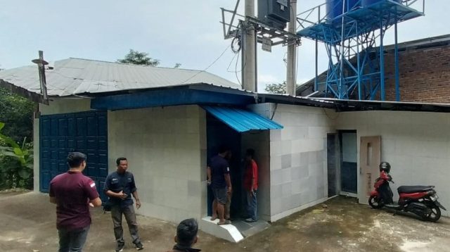 Ketegangan kembali mencuat di Kampung Cibolang, Desa Citepus, Kecamatan Palabuhanratu, Kabupaten Sukabumi, terkait keberadaan bangunan mencurigakan yang dihuni warga negara asing (WNA) asal Korea Selatan. Setelah sebelumnya sempat digerebek pada 8 Mei 2025, bangunan itu kembali disambangi petugas Imigrasi Kelas I Sukabumi pada Selasa, 15 Juli 2025. Namun, pemeriksaan kali ini kembali menemui jalan buntu. WNA Korea yang berada di dalam bangunan memilih mengurung diri dan menolak keluar saat petugas hendak melakukan pemeriksaan.