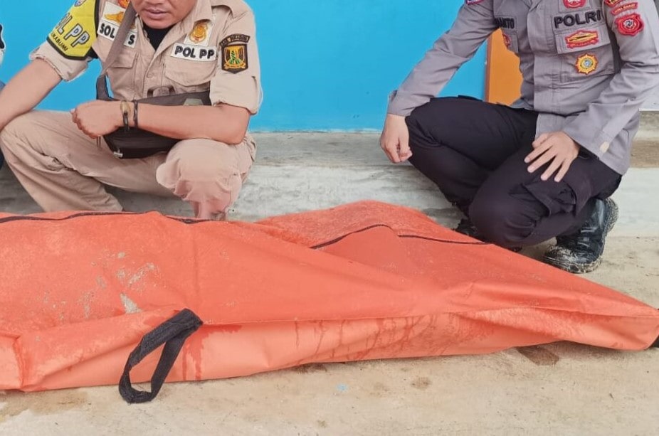 Penemuan mayat pria tanpa identitas menggegerkan warga Desa Cipeundeuy, Kecamatan Surade, Sukabumi. Jasad ditemukan di Pantai Kalaju Cimandala dan diduga korban kecelakaan laut.