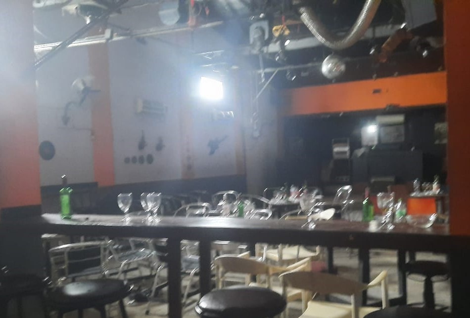 Ketua komunitas Maung Sukabumi, berinisial S, menjadi korban penganiayaan oleh orang tak dikenal di sebuah tempat hiburan malam kawasan Puri Surya Rawa Kalong, Kelurahan Palabuhanratu, Kecamatan Palabuhanratu, Kabupaten Sukabumi, Minggu (27/7/2025) dini hari.