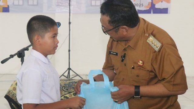 acara pembukaan Sekolah Rakyat Menengah Pertama (SRMP) 7 Kabupaten Sukabumi 2025 yang dilaunching oleh Bupati Sukabumi H. Asep Japar di Sekolah Rakyat Sentra Phalamarta Cibadak, Senin 14 Juli 2025.