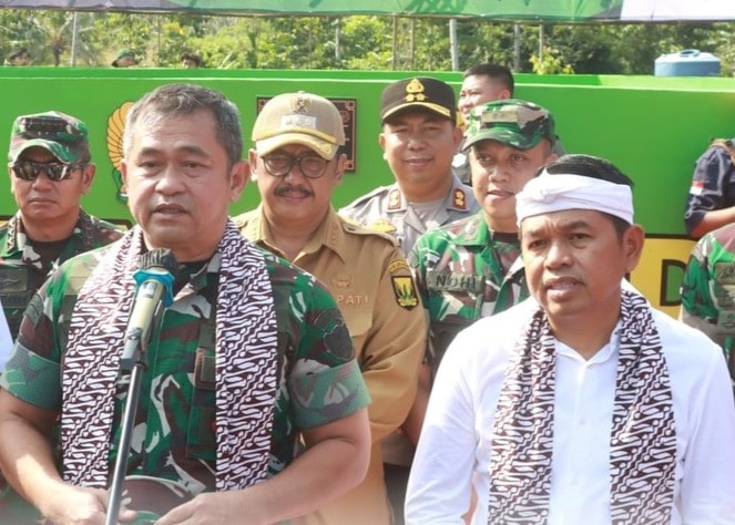 Tiga korban luka dalam insiden kericuhan pesta pernikahan di Pendopo Kabupaten Garut menyebut Gubernur Jawa Barat, Dedi Mulyadi, hadir dalam acara tersebut pada Jumat (18/7/2025). Pernyataan ini bertolak belakang dengan keterangan resmi Dedi sebelumnya yang mengaku tidak mengetahui adanya kegiatan tersebut.