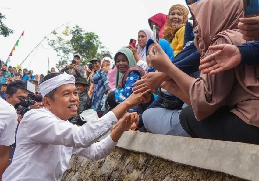 Pakar politik dari UIN Syarif Hidayatullah Jakarta, Burhanuddin Muhtadi, mengimbau masyarakat untuk tetap kritis terhadap Gubernur Jawa Barat, Dedi Mulyadi, meskipun popularitasnya terus meroket. Dalam program Gaspol Kompas.com yang tayang Minggu (6/7/2025), Burhanuddin menegaskan bahwa kultus individu terhadap tokoh politik bisa merusak tatanan demokrasi.