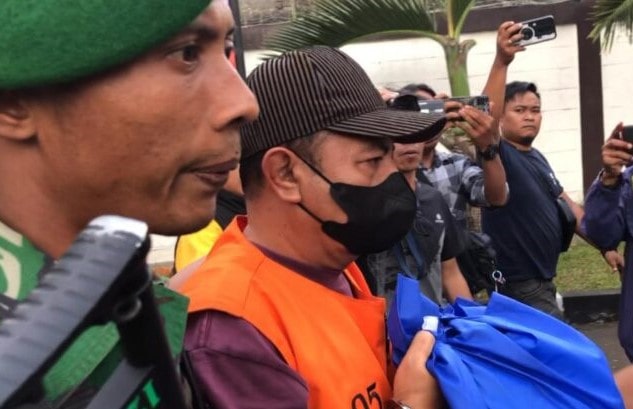 Kasus dugaan korupsi di tubuh Dinas Lingkungan Hidup (DLH) Kabupaten Sukabumi kembali mencuat ke permukaan. Setelah buron selama hampir satu bulan, tersangka berinisial D akhirnya berhasil diamankan oleh tim penyidik Kejaksaan Negeri Kabupaten Sukabumi. Penangkapan dilakukan di wilayah Bandung, Rabu dini hari (23/7/2025), setelah D beberapa kali mangkir dari panggilan pemeriksaan. Usai ditangkap, tersangka langsung digiring ke Lapas Kelas II Warungkiara untuk menjalani masa penahanan selama 20 hari ke depan sambil menunggu proses hukum lebih lanjut.