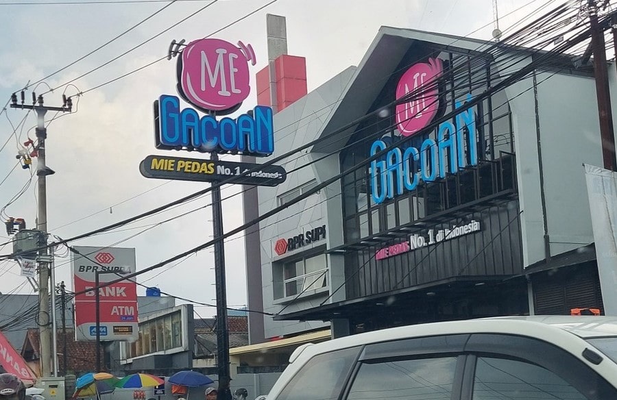 Rumah makan Mie Gacoan yang terletak di kawasan strategis Cibadak, Kabupaten Sukabumi, tengah menjadi sorotan publik. Restoran yang selalu ramai pengunjung itu diduga membuang limbah dapur langsung ke saluran air di pinggir Jalan Raya Nasional, menimbulkan pencemaran lingkungan dan gangguan kenyamanan warga sekitar.