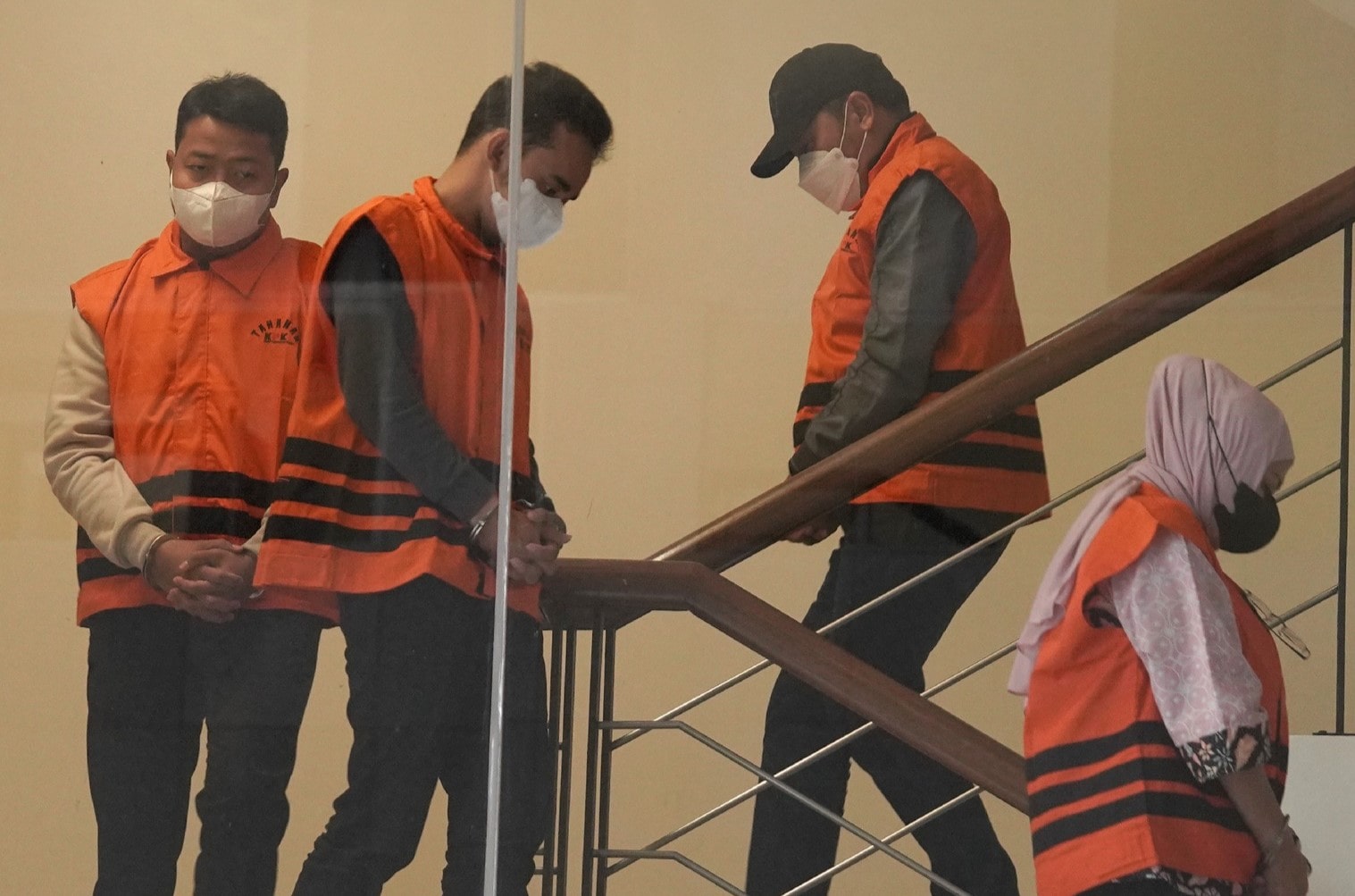 Komisi Pemberantasan Korupsi (KPK) mendorong adanya pelarangan penggunaan masker atau penutup wajah bagi para tersangka kasus tindak pidana korupsi saat proses penangkapan dan penahanan.