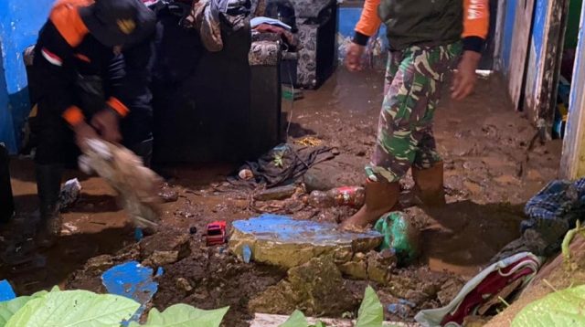 Tebing Longsor Akibat Hujan Deras Timbun Rumah di Bojong Genteng Sukabumi, 1 Remaja Lelaki Meninggal DuniaHendi Suhendi Jenazah Ibrahim saat dibawa ke TPU Kampung Babakan, Sukabumi
