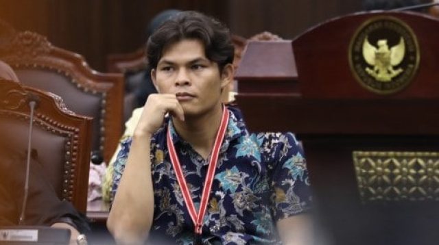 Mahkamah Konstitusi (MK) resmi menolak seluruh permohonan uji materi terhadap Pasal 169 huruf r Undang-Undang Nomor 7 Tahun 2017 tentang Pemilihan Umum (UU Pemilu), yang mengatur syarat pendidikan bagi calon presiden dan wakil presiden. Putusan dengan nomor perkara 87/PUU-XXIII/2025 itu dibacakan dalam sidang pleno di Ruang Sidang MK pada Selasa (17/6/2025). Permohonan ini diajukan oleh Hanter Oriko Siregar dan Horison Sibarani yang mengusulkan agar syarat pendidikan minimum bagi capres dan cawapres dinaikkan dari tamat pendidikan menengah (SMA atau sederajat) menjadi minimal lulusan strata satu (S-1). “Permohonan para pemohon ditolak seluruhnya,” tegas Ketua MK Suhartoyo saat membacakan amar putusan, didampingi delapan hakim konstitusi lainnya. Pertimbangan MK: Jangan Batasi Hak Konstitusional Hakim Konstitusi Ridwan Mansyur menjelaskan, ketentuan Pasal 169 huruf r merupakan bagian dari syarat kumulatif yang diatur dalam UU Pemilu, dan selaras dengan Pasal 6 ayat (2) UUD 1945. Dalam konstitusi sendiri tidak terdapat batasan minimal pendidikan bagi capres maupun cawapres. Menurut Mahkamah, keinginan para pemohon justru bisa berdampak negatif terhadap hak konstitusional warga negara. Jika syarat pendidikan dinaikkan ke jenjang S-1, maka warga negara yang hanya tamat SMA tidak lagi punya kesempatan mencalonkan diri, meski memiliki kapasitas dan mendapat dukungan rakyat. “Permohonan ini dapat menyempitkan peluang partai politik untuk mengusung calon potensial yang mungkin hanya lulusan SMA namun memiliki pengalaman dan kemampuan,” ujar Ridwan. Tak Halangi Calon dengan Pendidikan Tinggi Mahkamah menegaskan bahwa aturan saat ini tidak membatasi partai politik mengusung calon dengan pendidikan tinggi. Artinya, meskipun syarat minimum adalah lulusan SMA atau sederajat, calon dengan latar belakang akademik lebih tinggi tetap bisa diajukan. Jika norma diubah menjadi lulusan S-1, justru sebaliknya, akan menghalangi kandidat dengan latar belakang pendidikan menengah yang mungkin memiliki rekam jejak luar biasa di bidang kepemimpinan. Negara Boleh Atur, Asal Tidak Diskriminatif Mahkamah juga menekankan bahwa negara tetap memiliki hak untuk menetapkan syarat tertentu sepanjang itu objektif, rasional, tidak diskriminatif, dan sesuai dengan nilai-nilai konstitusi. Selama syarat tersebut tidak menghalangi hak asasi, tidak bersifat diskriminatif, dan sesuai kebutuhan jabatan, maka aturan seperti Pasal 169 huruf r tetap dianggap konstitusional. Meski begitu, Mahkamah membuka ruang jika di kemudian hari pembentuk undang-undang (DPR dan Presiden) ingin merevisi syarat pendidikan tersebut sesuai dengan perkembangan zaman dan kebutuhan bangsa. Ada Pendapat Berbeda Dalam putusan ini, Ketua MK Suhartoyo menyampaikan pendapat berbeda (dissenting opinion). Ia beranggapan bahwa para pemohon seharusnya tidak memiliki kedudukan hukum (legal standing) sehingga permohonannya tidak layak untuk dipertimbangkan lebih lanjut. Oleh karena itu, menurutnya, seharusnya putusan berbunyi “permohonan tidak dapat diterima”. Latar Belakang Permohonan Dalam sidang sebelumnya pada 3 Juni 2025, pemohon Hanter Oriko Siregar berpendapat bahwa pendidikan tingkat SMA hanya memberikan pemahaman umum dan tidak cukup untuk memahami kompleksitas pemerintahan dan geopolitik global. Ia menilai presiden sebagai simbol negara harus memiliki wawasan luas, pemahaman tata kelola negara, dan kemampuan menganalisis isu-isu strategis nasional serta internasional. Dengan kewenangan presiden yang begitu besar, seperti mengajukan rancangan undang-undang, menurutnya diperlukan kemampuan intelektual yang lebih tinggi. Mereka pun meminta MK menyatakan bahwa Pasal 169 huruf r bertentangan dengan UUD 1945. Kesimpulan Dengan putusan ini, Mahkamah menegaskan bahwa lulusan SMA tetap sah untuk mencalonkan diri sebagai presiden dan wakil presiden. Syarat pendidikan yang lebih tinggi bisa diusulkan, tapi melalui jalur legislasi, bukan lewat jalur yudisial. Tag: mahkamah konstitusi, uji materi uu pemilu, syarat capres cawapres, pendidikan presiden, mk tolak uji materi, pasal 169 huruf r, hanter oriko siregar, horison sibarani, putusan mk 87/PUU-XXIII/2025, berita politik nasional, berita hukum terbaru Ask ChatGPT